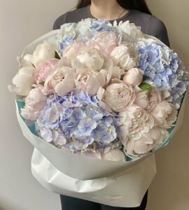 Bouquet of hydrangeas with peonies 'Tender meeting'