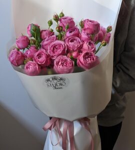 A bouquet of seven bush roses Misty Babels