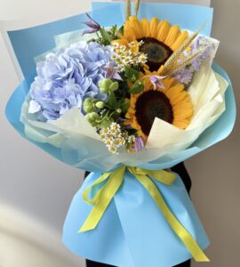 Bouquet of sunflowers with hydrangea 'Independence'