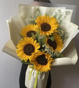 Bouquet of sunflowers with chamomile 'August'