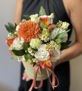 Bouquet of dahlias in a box 'Flame'