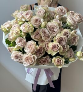 Bouquet of fifteen Notre Dame spray roses