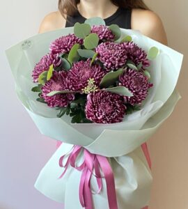 Bouquet of nine chrysanthemums Curlers with eucalyptus