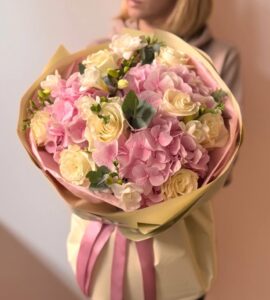 Bouquet with hydrangea and roses 'Morning Romance'