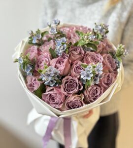 Bouquet of twenty-one Memory roses with oxypetalum