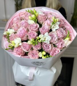 Bouquet of thirty-five Ovu roses with freesia