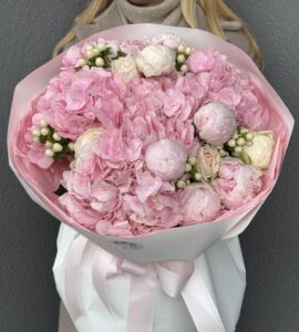 Bouquet of hydrangeas and peonies 'Date'