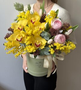 Bouquet in a box with ranunculus and cymbidium 'Sicily'