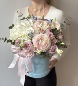 Bouquet in a box with hydrangea and ranunculus 'Milena'