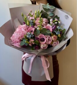 Bouquet of hydrangeas with anemones 'Spring'