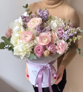 Bouquet in a box with hydrangea and ranunculus 'Sirena'