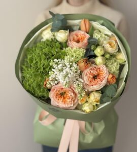 Букет с гортензией и розами 'Юлия'