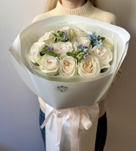 Букет одинадцать роз Вайт Охара с оксипеталумом