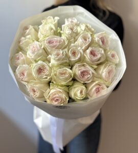 A Bouquet of 25 White Ohara Roses