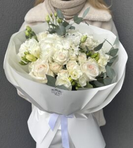 Букет гортензий с розами 'Снежинка'