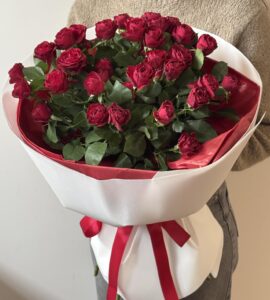 Букет 11 красных кустовых роз Ред Трендсеттер