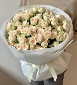 Букет девятнадцать кустовых роз София