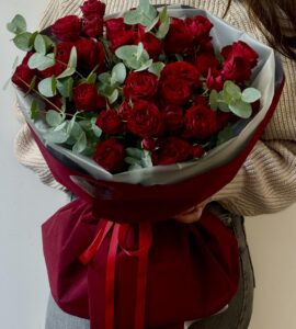 Букет дев'ять кущових троянд Ред Трендсеттер