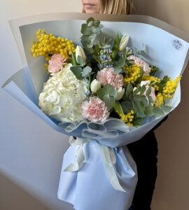 Букет мимозы и диантусов 'Галактика'