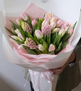 Bouquet of 19 foxtrot tulips with hyacinths