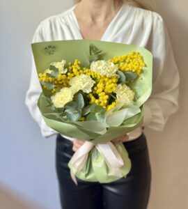 Букет мімози та гвоздик