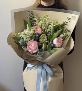 Букет бузку з ранункулюсами 'Поцілунок весни'