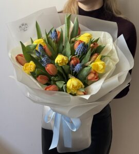 Букет тюльпанів з нарцисами Весна