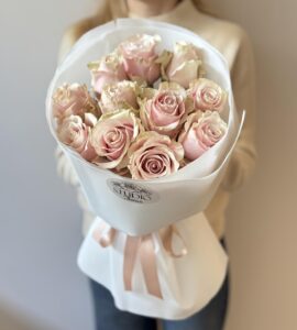 Букет 11 троянд Пінк Мондіаль