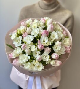 Букет 25 фрезій з тюльпанами