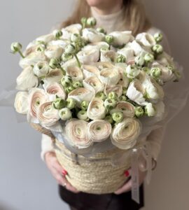 Букет 51 ранункулюс в кошику