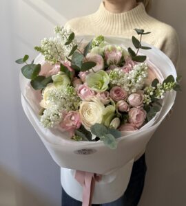 Букет с анемонами и сиренью 'Праздничный'